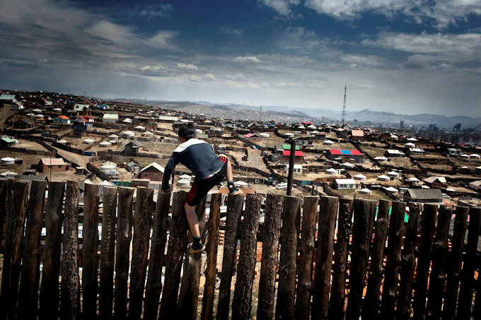 Mongolia, Ulan-Bato. In Mongolia circa metà della popolazione vive nella capitale Ulan- Bator, che ha più di un milione di cittadini. Metà di loro vive nelle baraccopoli sviluppate intorno alla città in una zona chiamata Gher District. Questo distretto è stato realizzato senza nessun piano di urbanizzazione, né acqua ed elettricità.